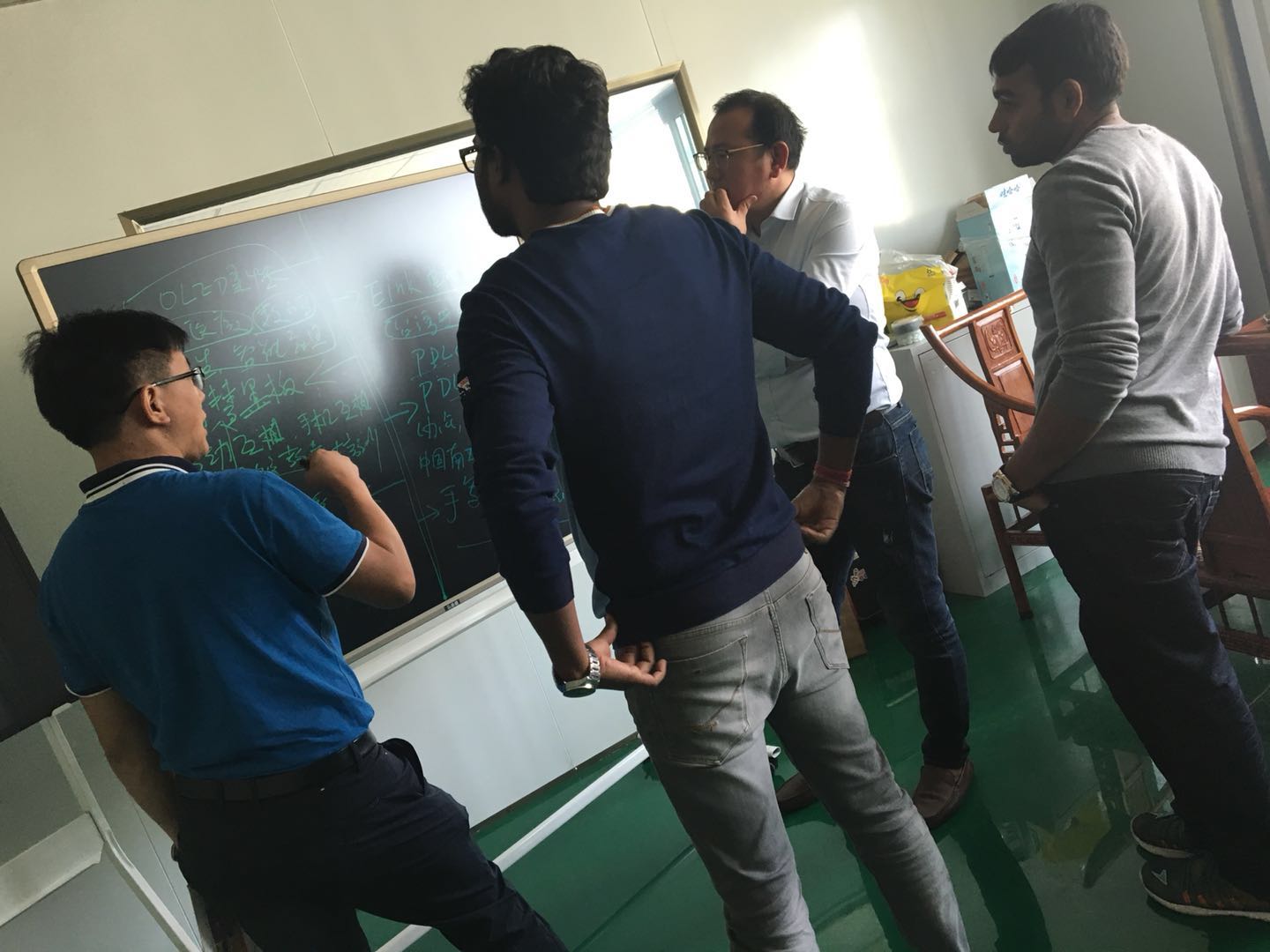 与客户洽谈
